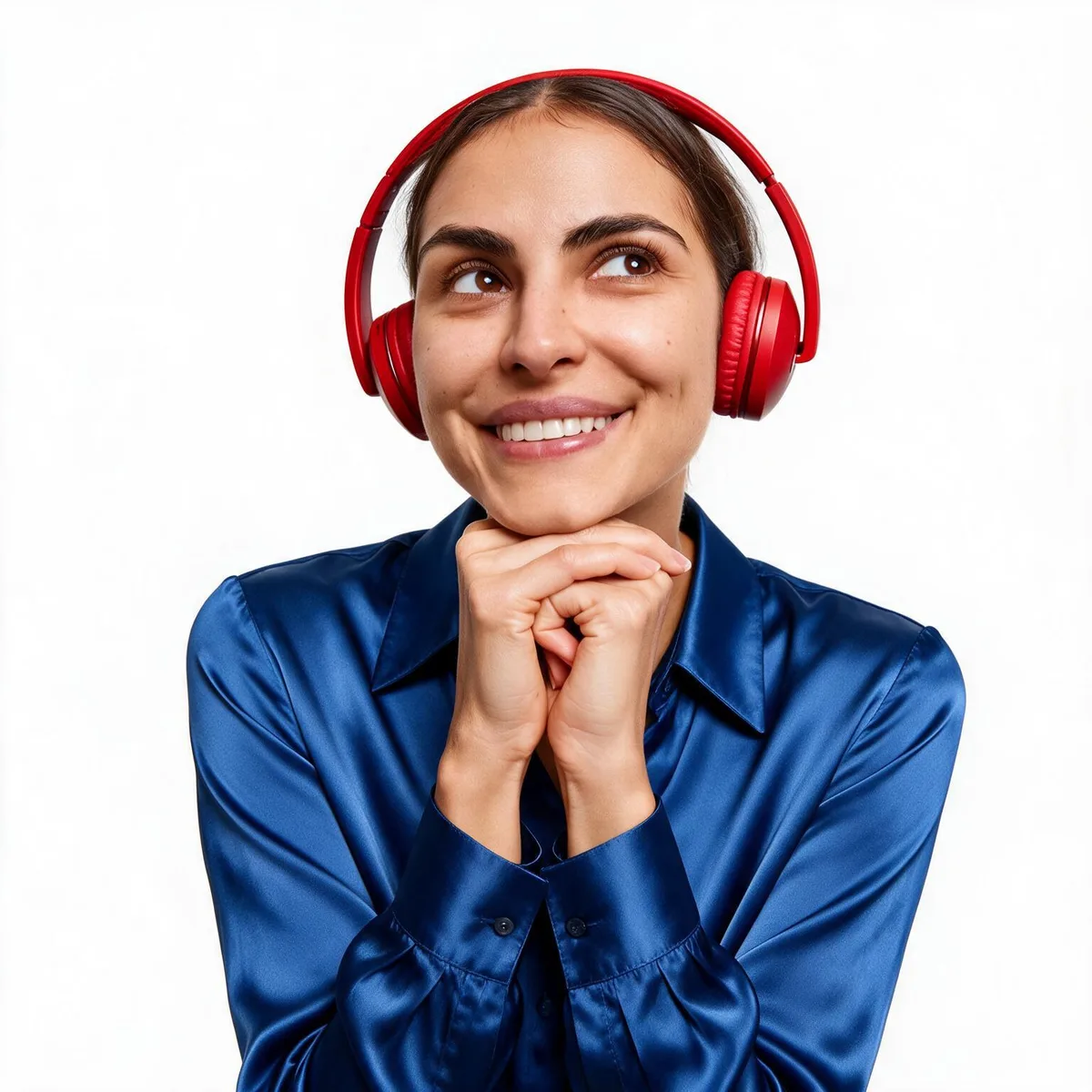 Mulher sorrindo usando fones de ouvido