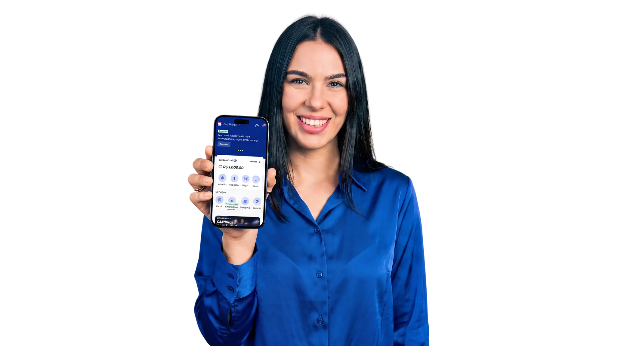 Pessoa sorrindo segurando o celular com o app aberto