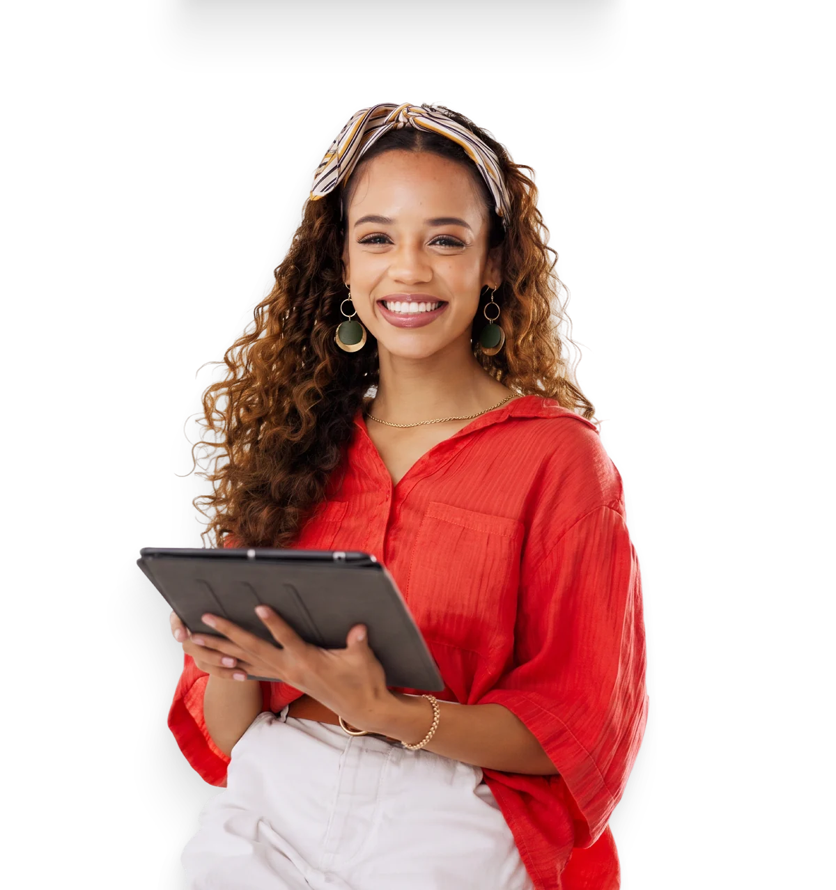 Mulher sorrindo segurando um tablet