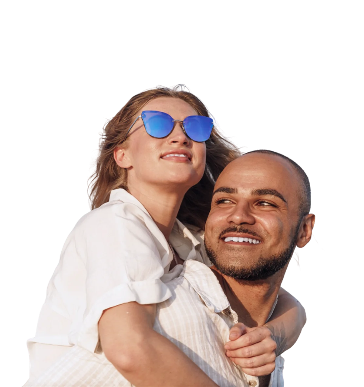 Casal abraçado e sorrindo