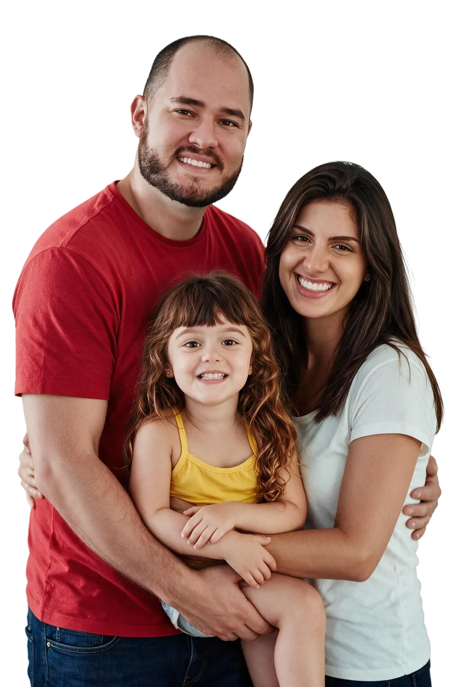 Casal abraçando a filha, sorrindo